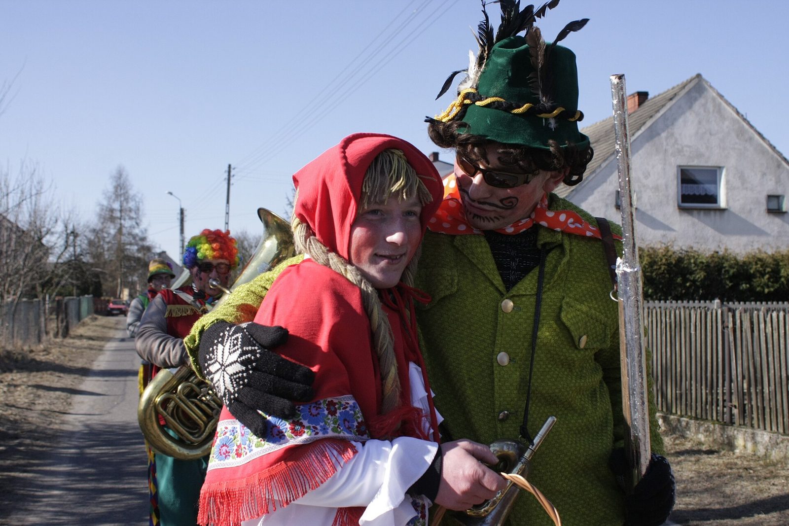Zapustny pochód z przebranymi postaciami we wsi Świbie na Górnym Śląsku, 7 marca 2011 roku