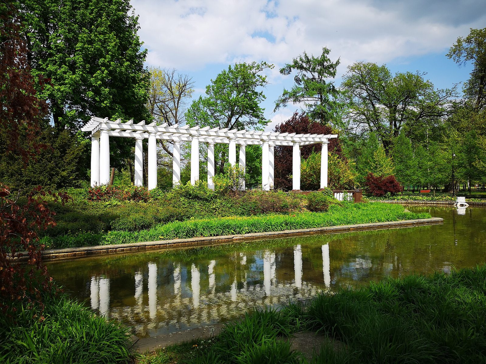 Pergola nad sadzawką w Parku Miejskim w Legnicy, gdzie odbywają się Dni Legnicy