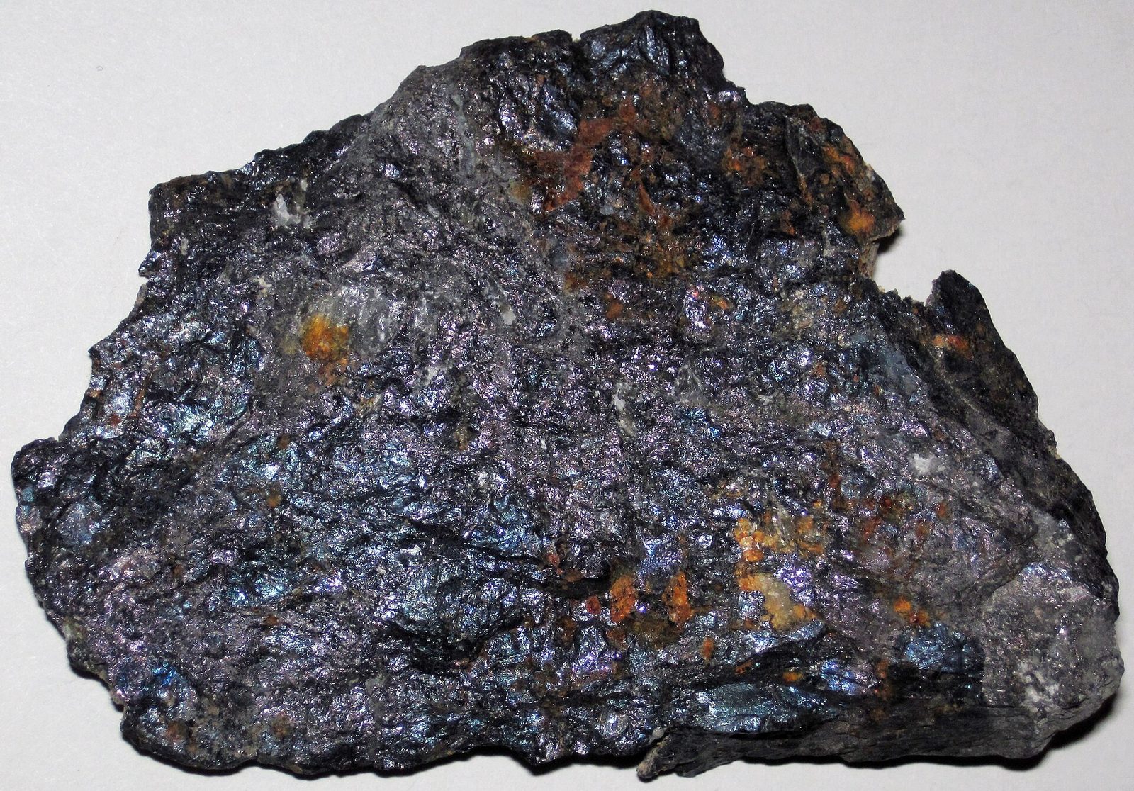 Bryłka bornitu z kopalni miedzi Lubin, metaliczna ruda z fioletowo-niebieskim nalotem