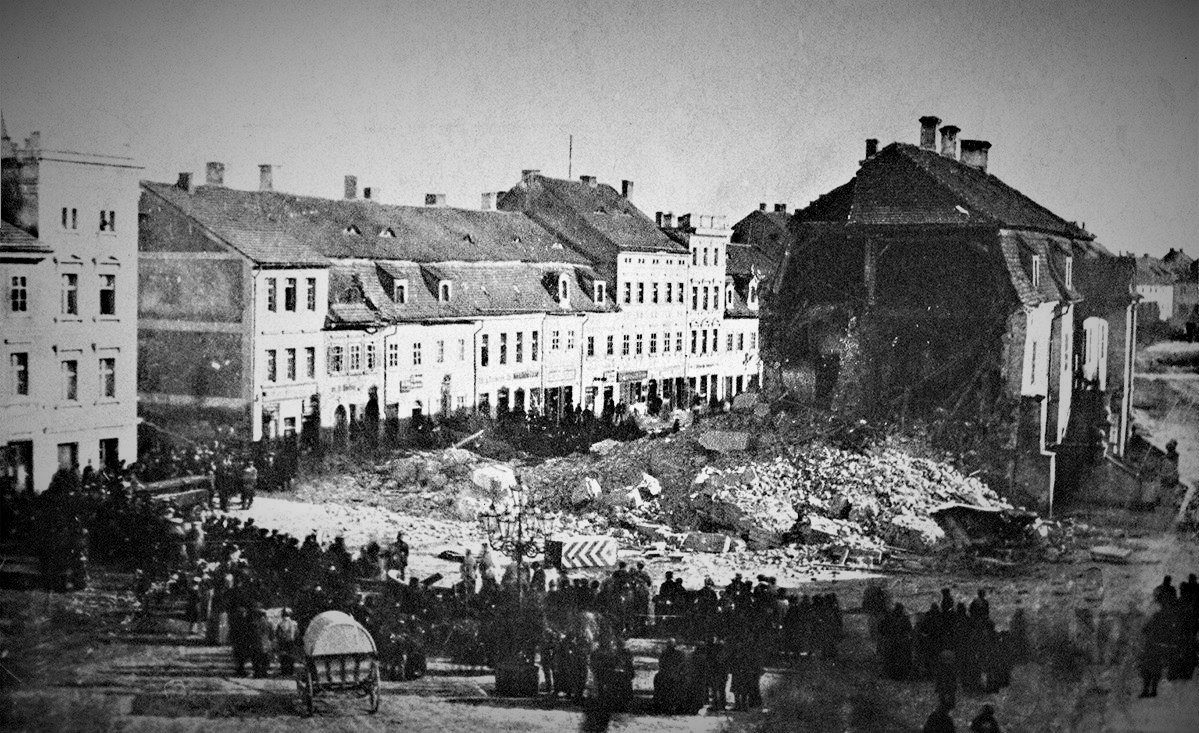 Mieszkańcy Chojnowa zgromadzeni wokół zawalonej wieży ratusza na rynku, fotografia z 1875 roku