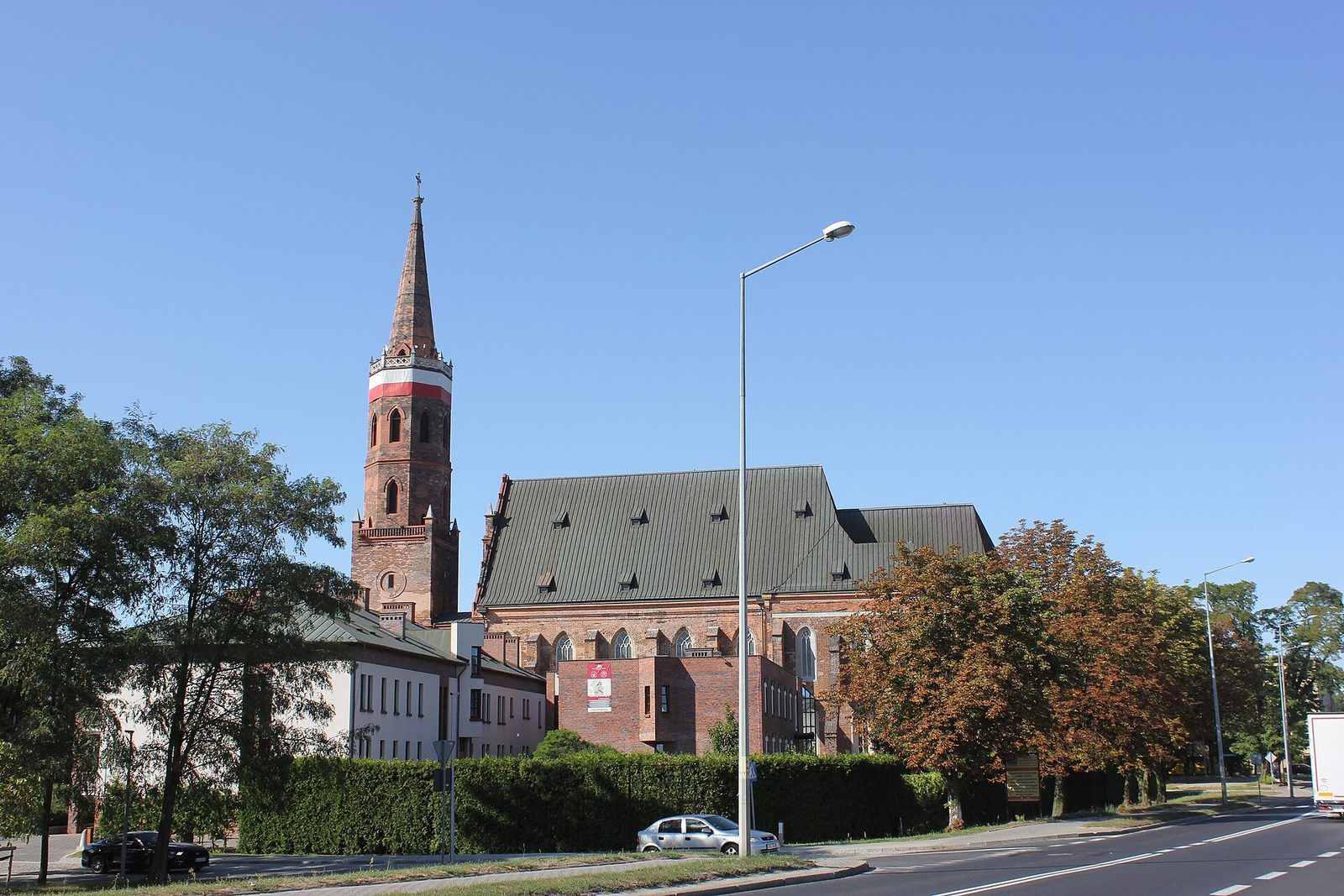Kolegiata Wniebowzięcia NMP w Głogowie z neogotycką wieżą, widok od ulicy