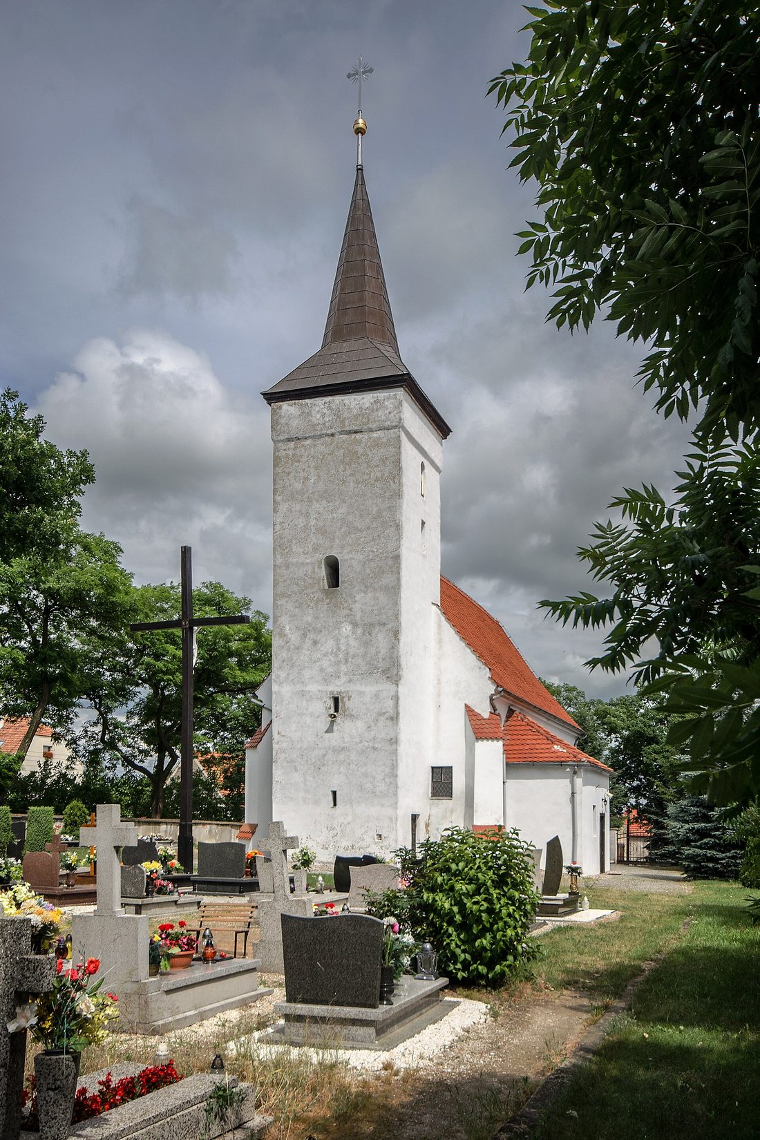 Kościół św. Zofii w Grzybianach z kamienno-ceglaną wieżą, widok z zewnątrz