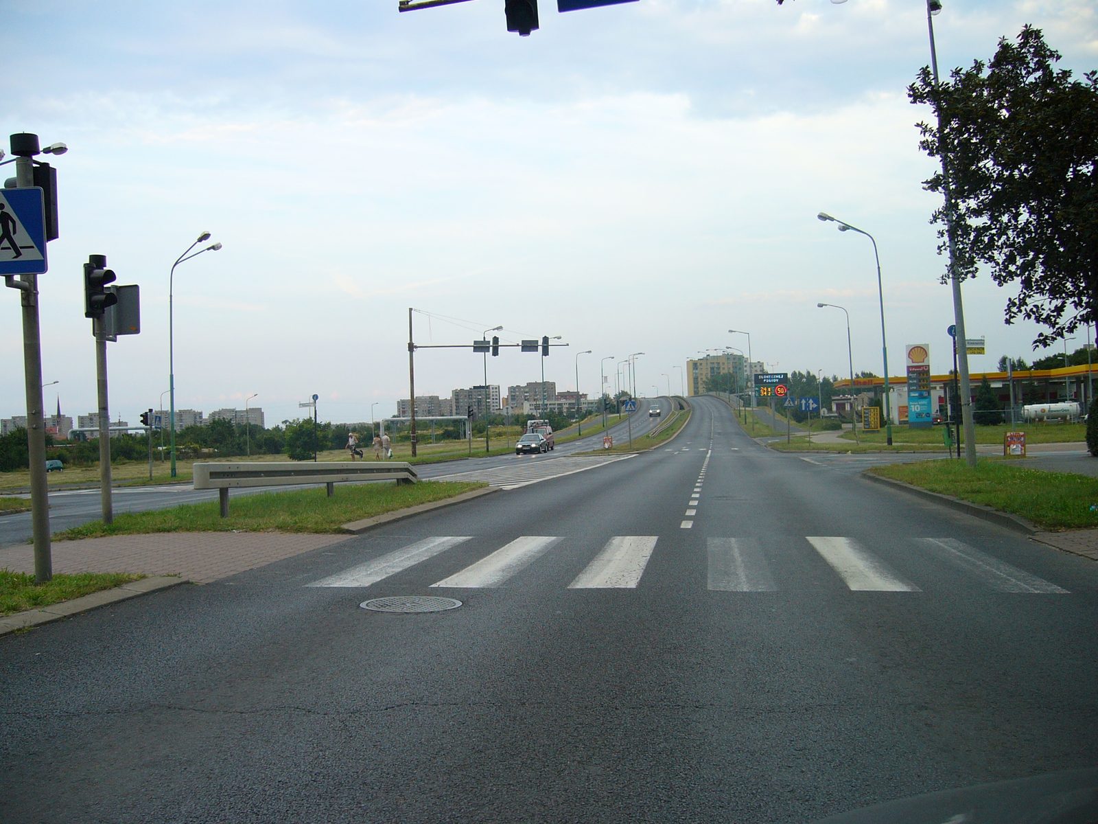 Aleja Marszałka Piłsudskiego w Legnicy, którą biegnie trasa półmaratonu; zdjęcie z 2009 roku