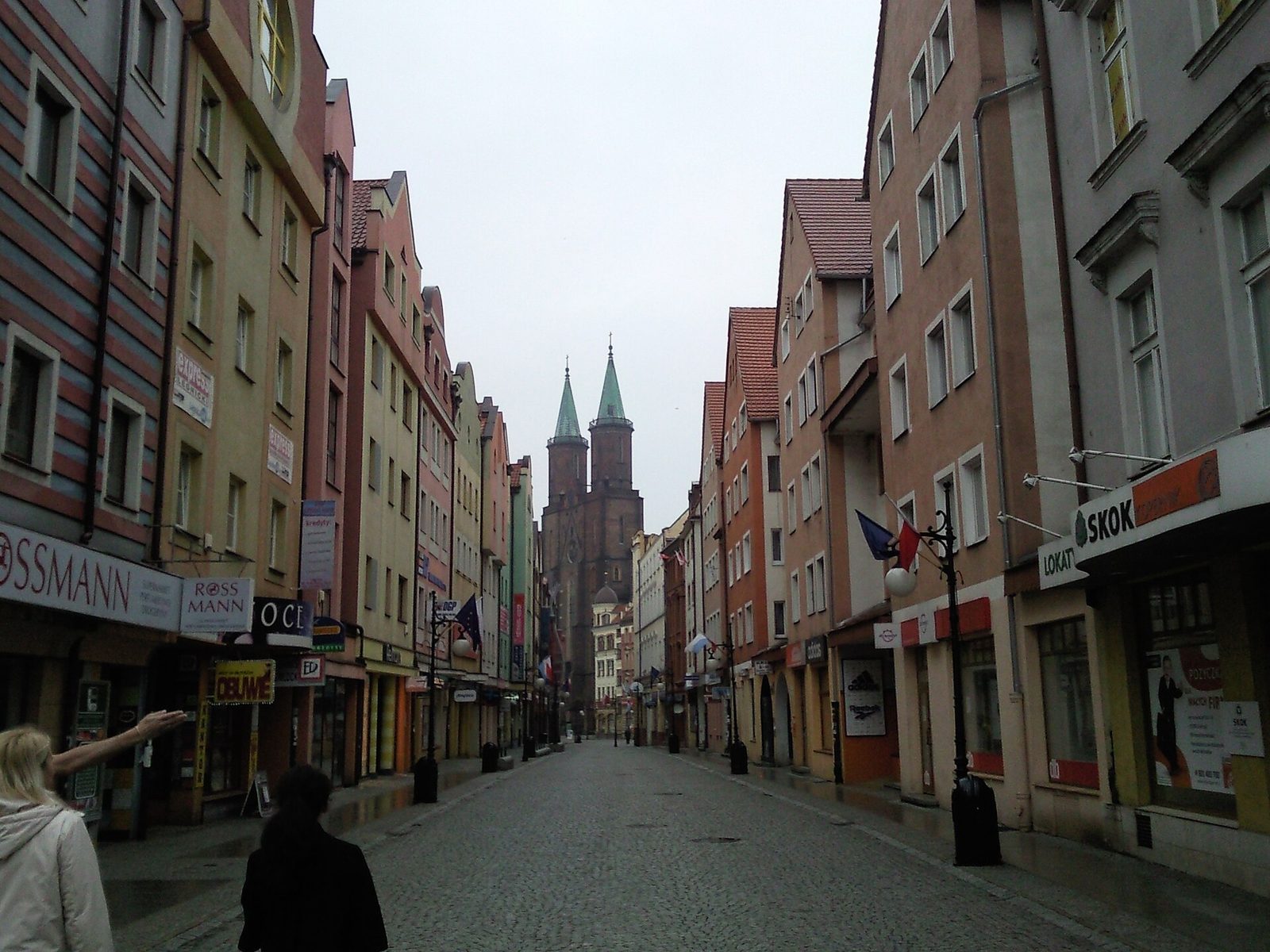 Ulica w centrum Legnicy z wieżami katedry w tle