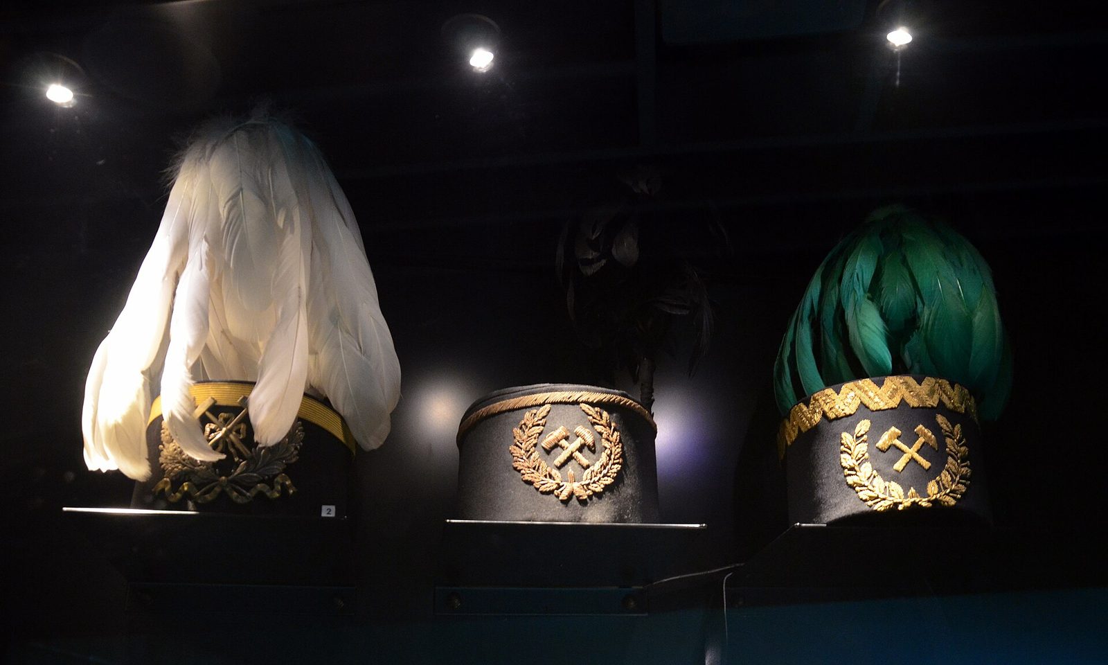 Górnicze czaka z pióropuszami w gablocie Muzeum Śląskiego w Katowicach
