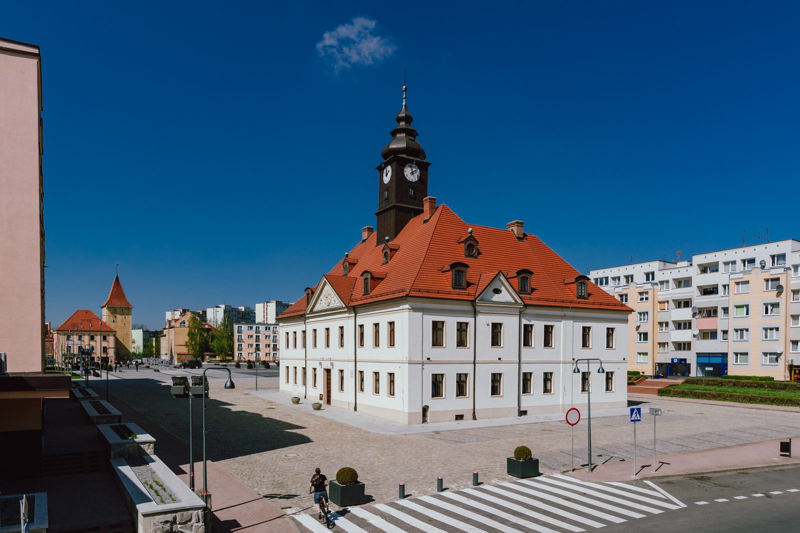 Barokowy ratusz w Lubinie z wieżą zegarową, siedziba Muzeum Historycznego