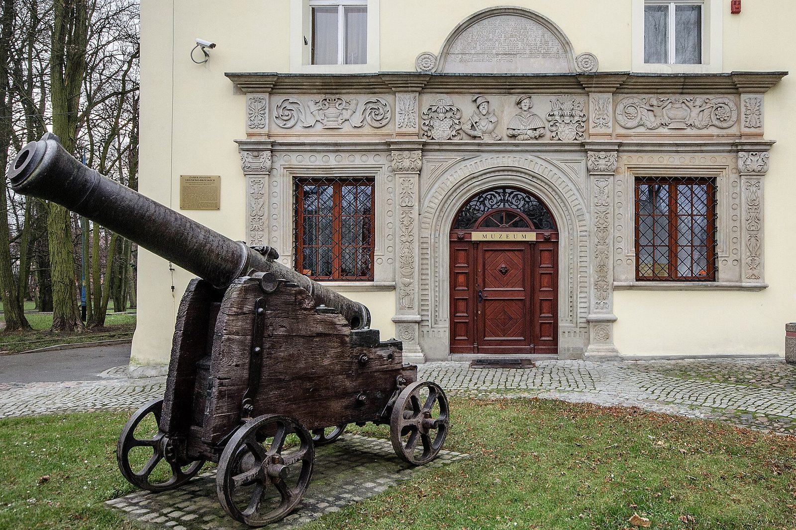 Renesansowy portal zamku w Chojnowie z popiersiami pary książęcej nad wejściem