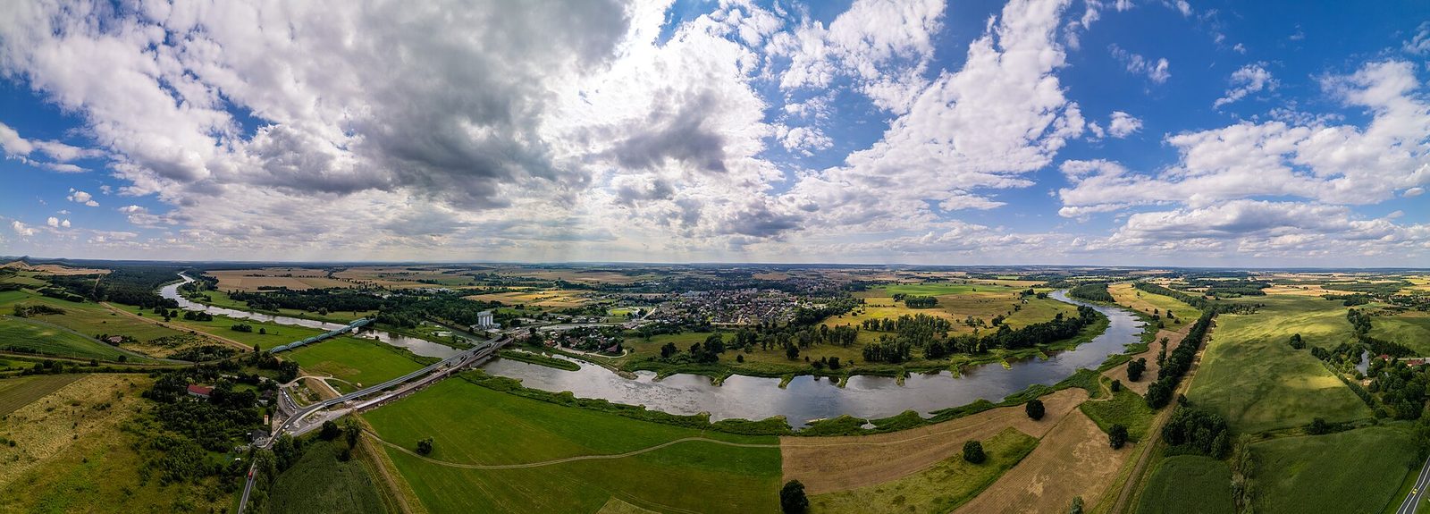 Panorama Ścinawy z lotu ptaka: Odra, dwa mosty i zabudowa miasta na lewym brzegu