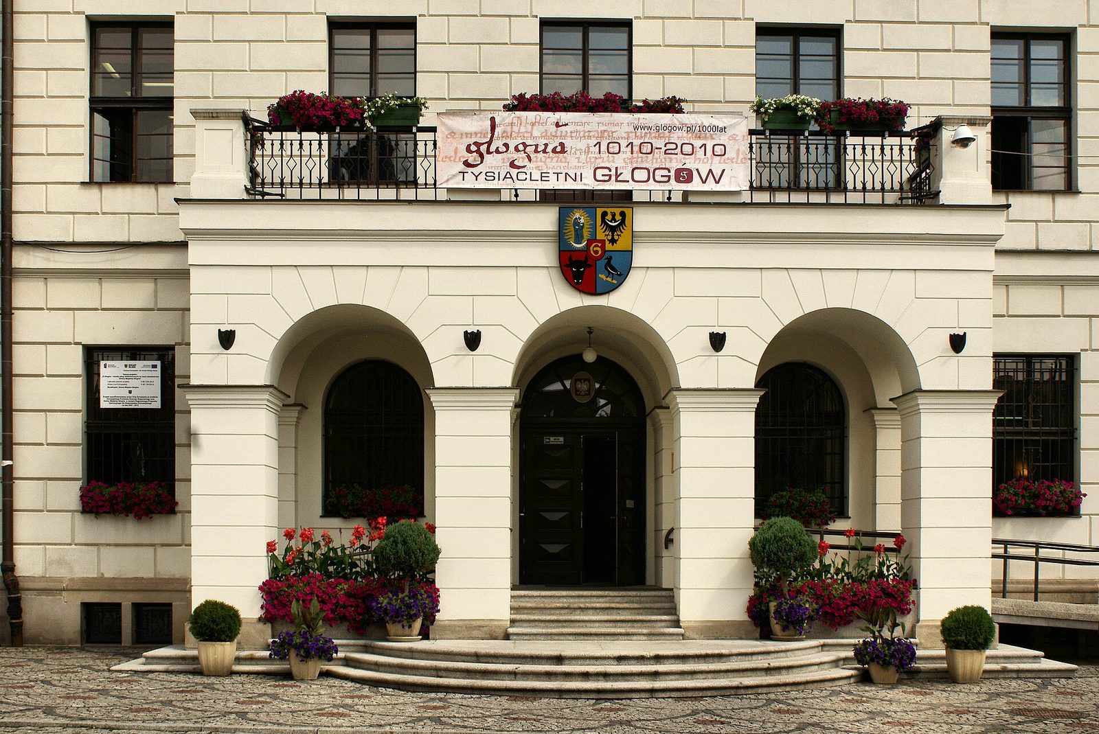 Ratusz w Głogowie z wieżą, widok z Rynku