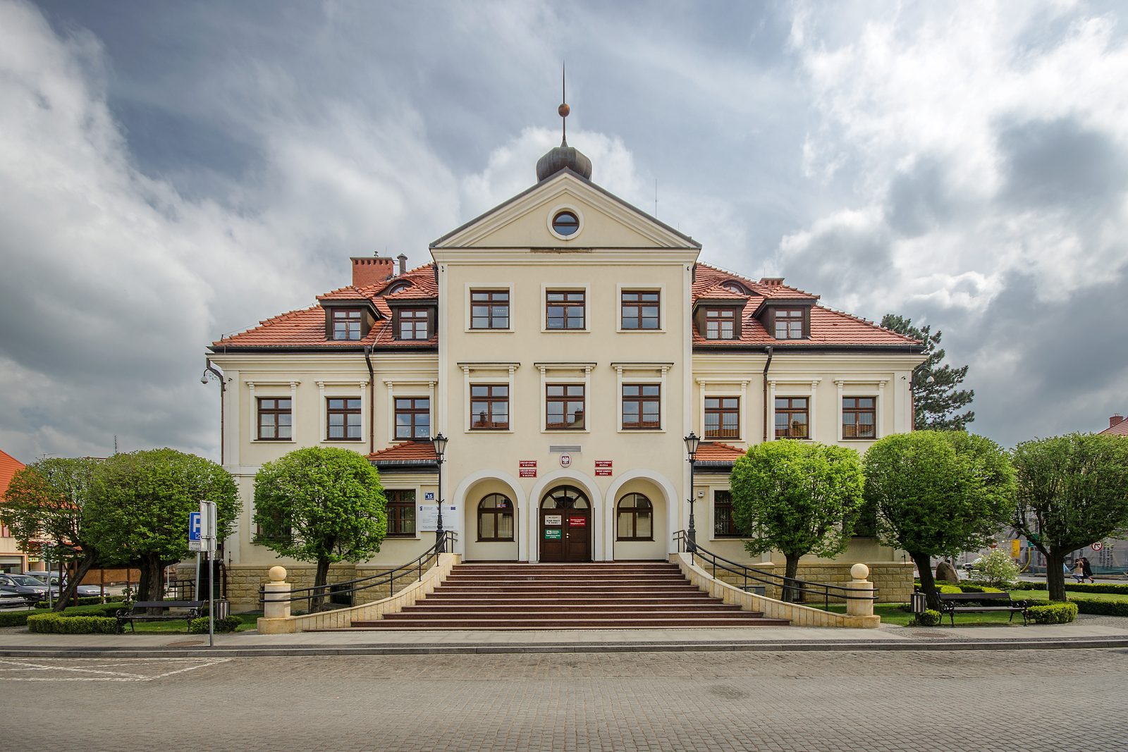 Ratusz w Rudnej, budynek z 1773 roku odbudowany po wojnie, zdjęcie z 20 kwietnia 2014