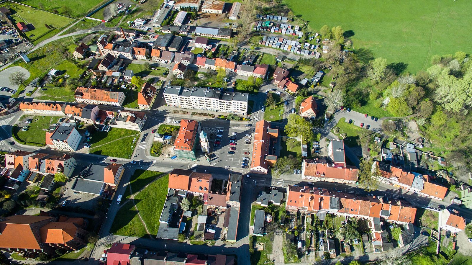 Rynek w Ścinawie z lotu ptaka, z wieżą ratuszową i zabudową wokół placu