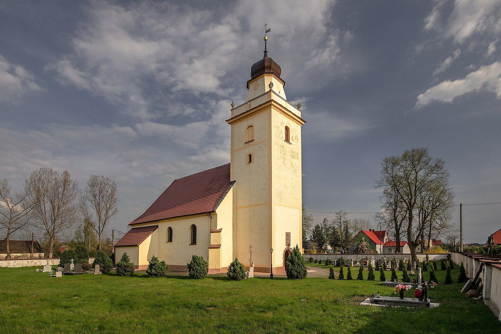 Kościół św. Michała Archanioła w Sobinie z wieżą i murem cmentarnym