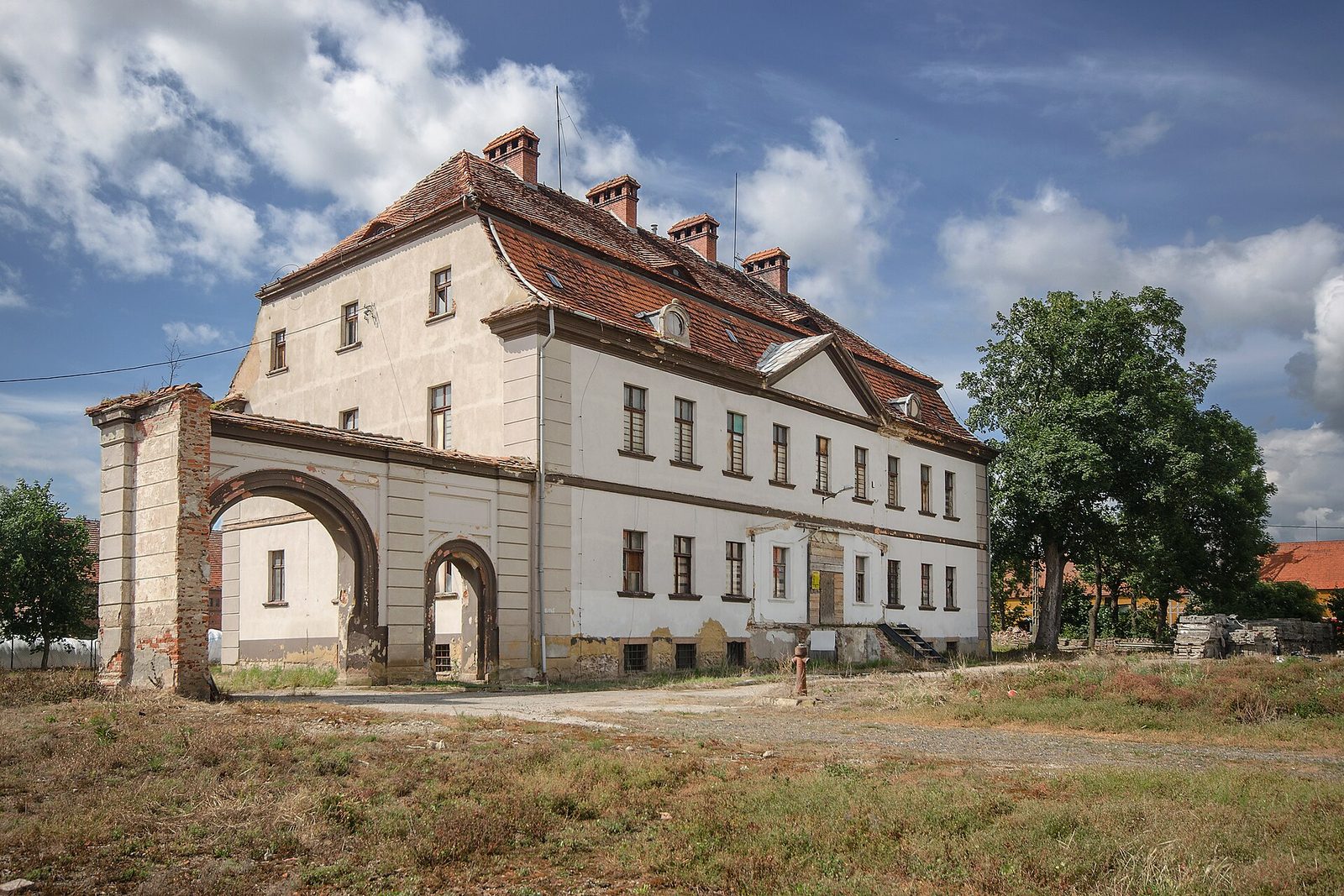 Dwór w Kunicach, dwukondygnacyjny budynek z dachem mansardowym, widok z zewnątrz