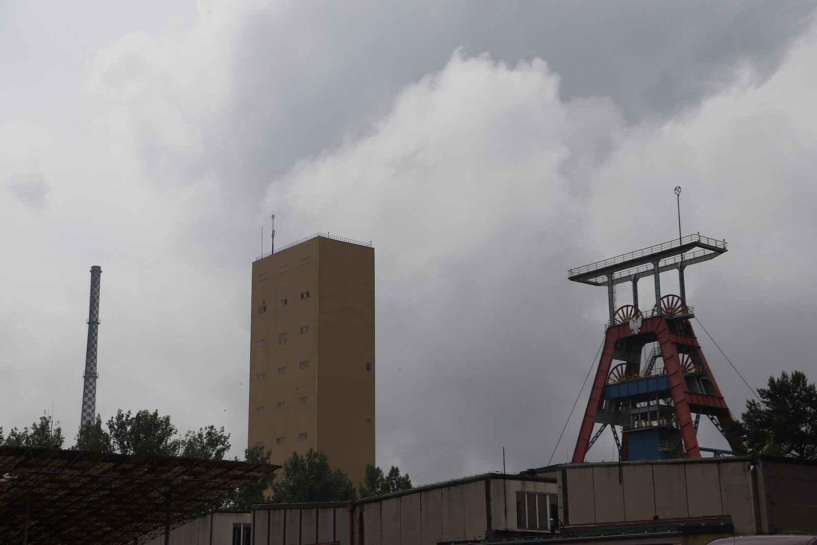 Wieża szybowa kopalni miedzi w Polkowicach na tle burzowego nieba