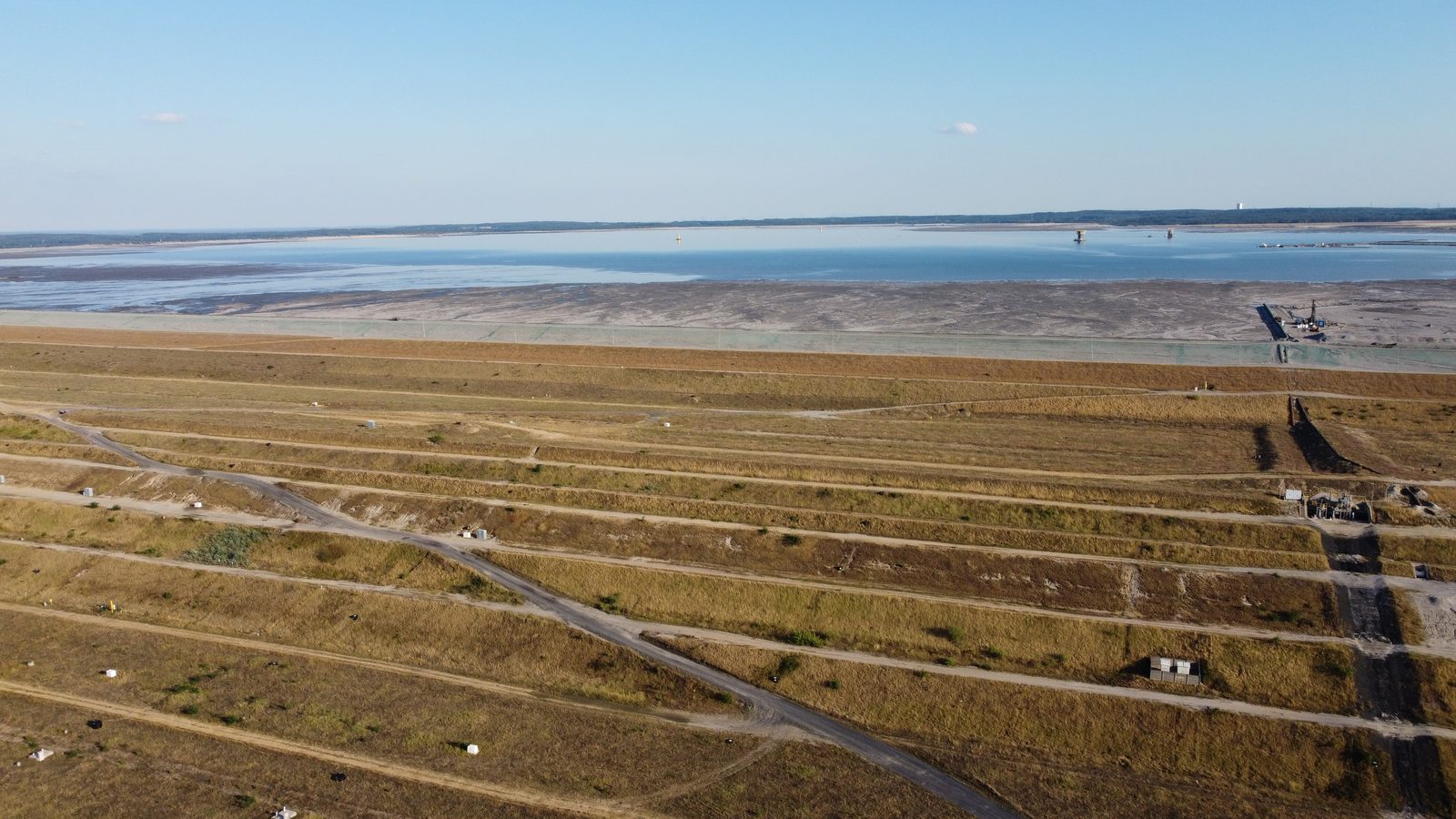 Plaża i akwen zbiornika Żelazny Most z drona, 2 sierpnia 2022