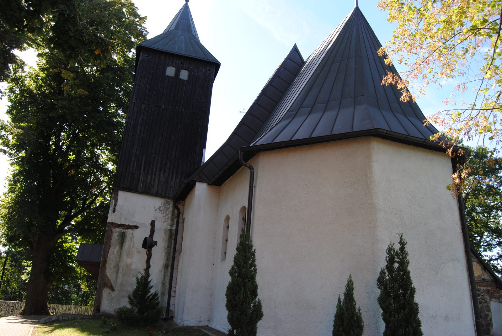 Kościół świętej Barbary w Żelaznym Moście, wsi, od której zbiornik wziął nazwę; zdjęcie z 30 sierpnia 2016