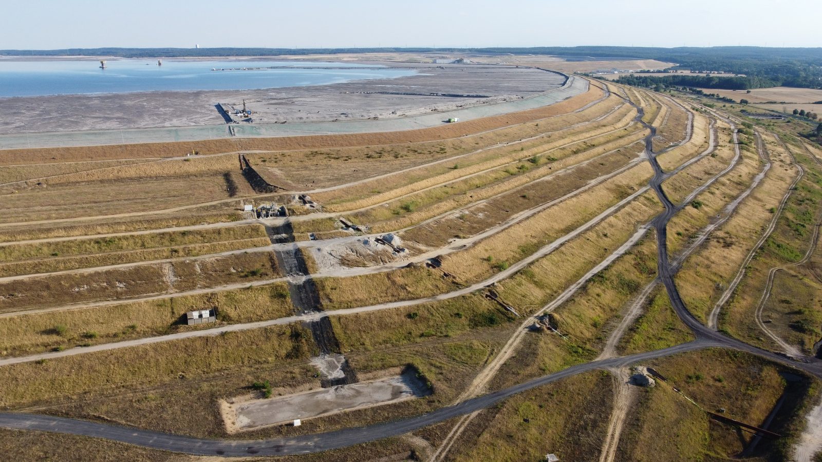 Zbiornik Żelazny Most z drona, 2 sierpnia 2022, rok po otwarciu Kwatery Południowej