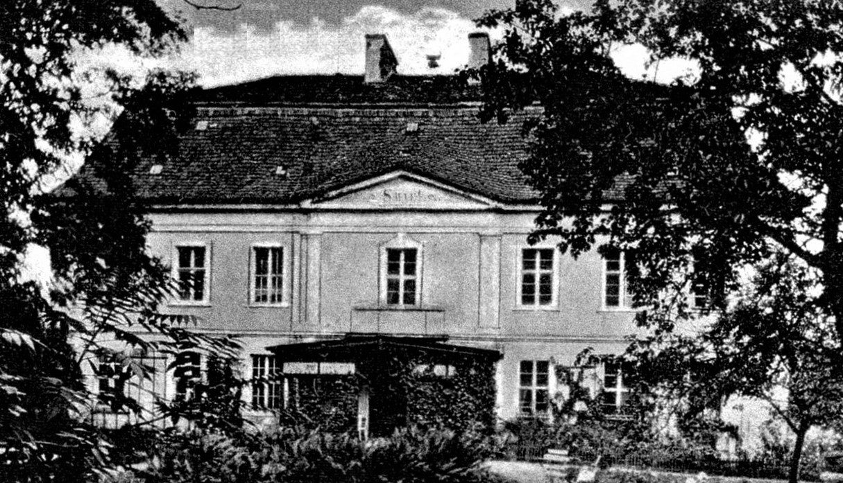 Pałac w Żelaznym Moście na pocztówce sprzed 1939 roku, dziś ruina