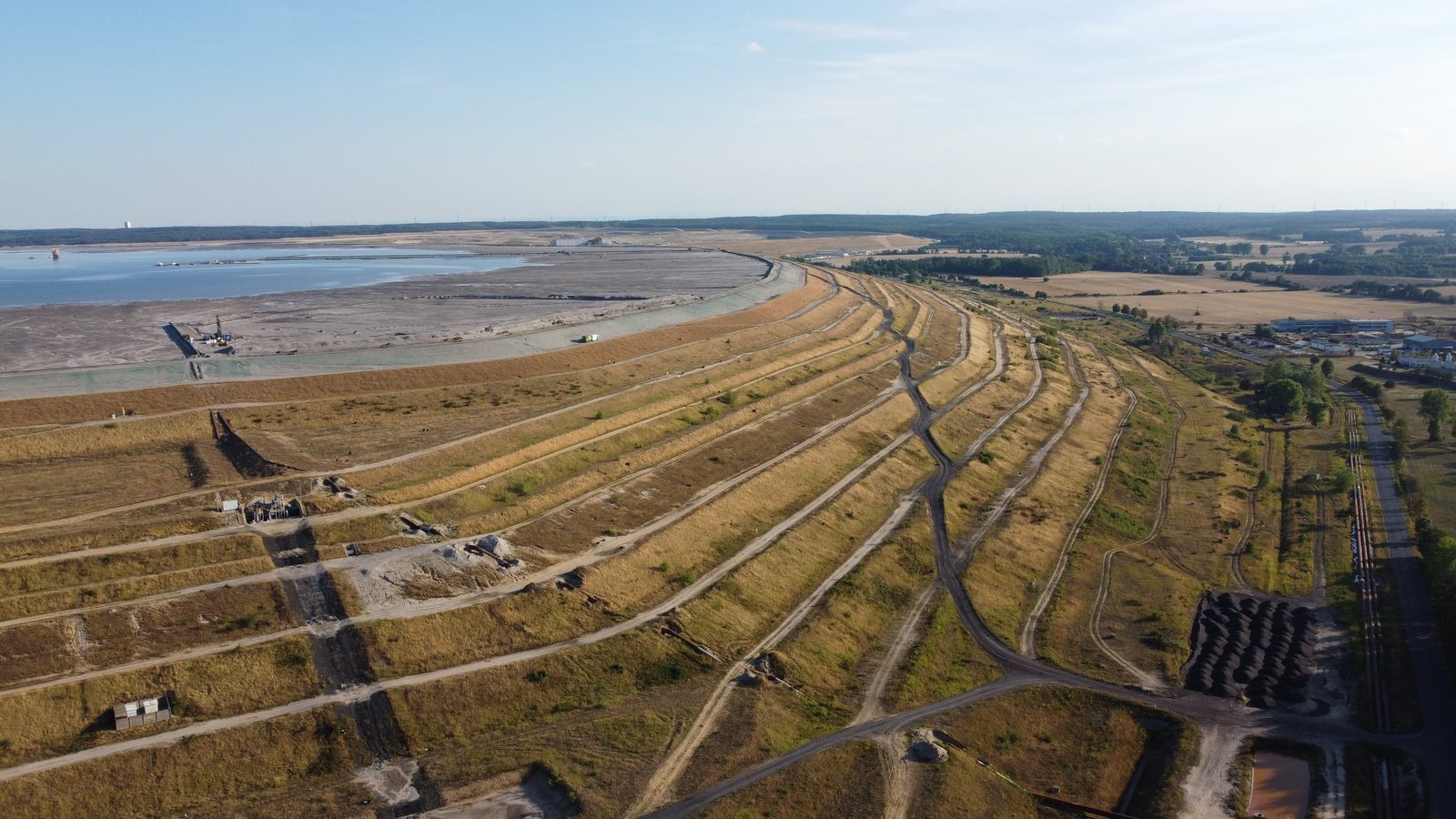 Zapory i plaża zbiornika Żelazny Most z drona, 2 sierpnia 2022